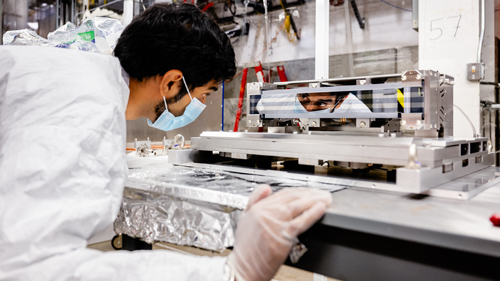 Visual inspection of high-heat-load mirrors for POLAR at the APS metrology lab.