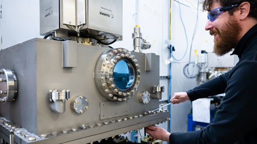 Installation of a high heat load mirror at the CSSI beamline at 9-ID.